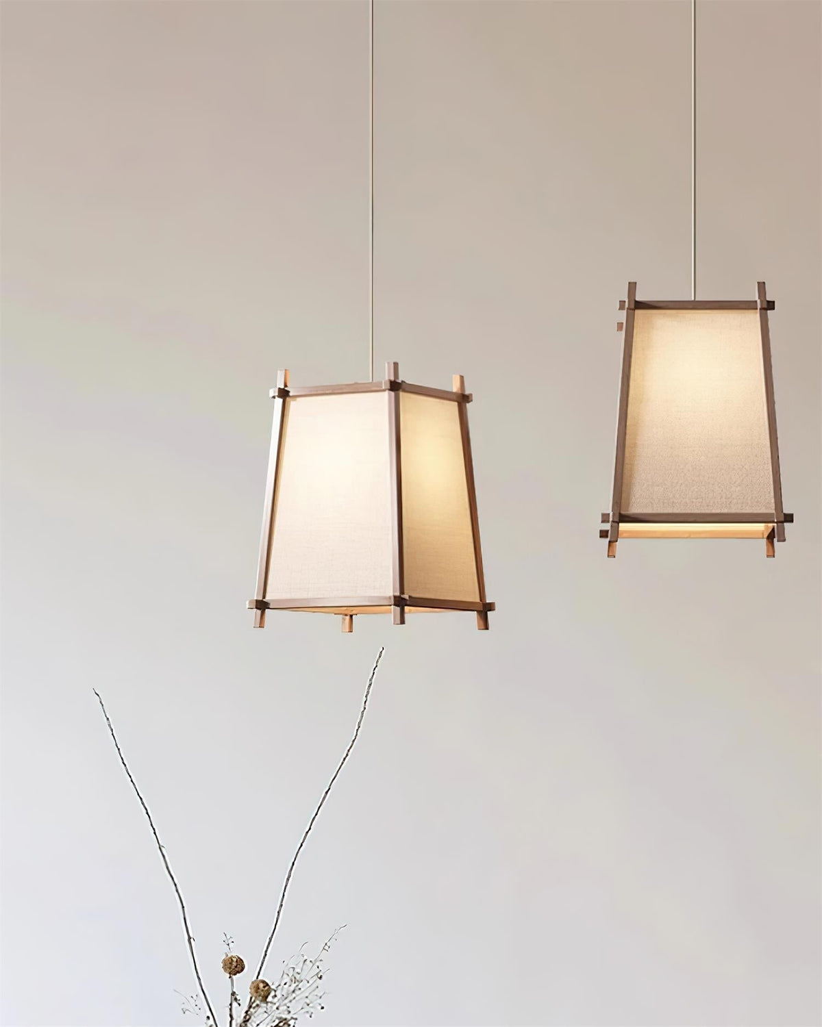 Ritta lampa wisząca z płócienną osłoną w geometrycznej ramie