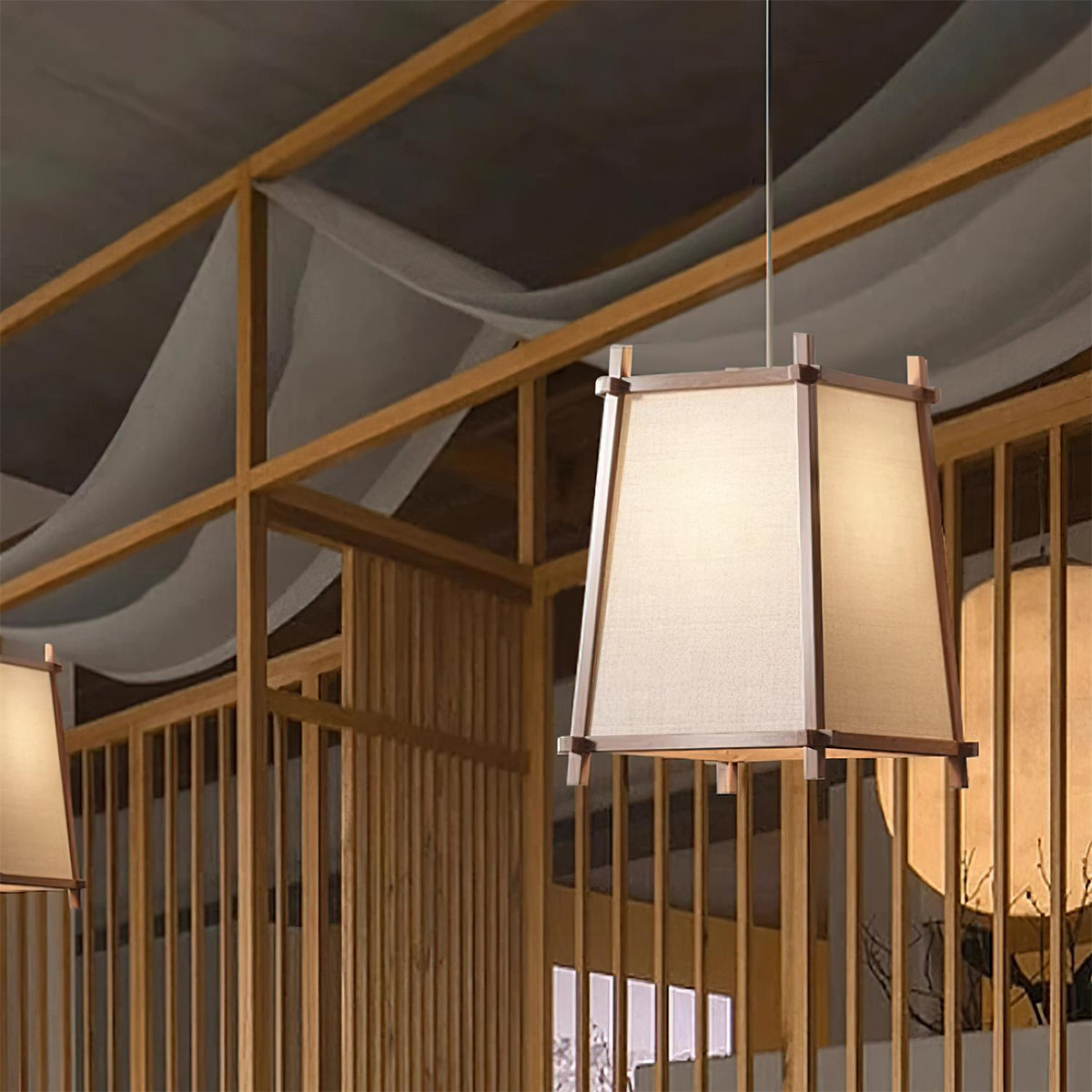Ritta lampa wisząca z płócienną osłoną w geometrycznej ramie