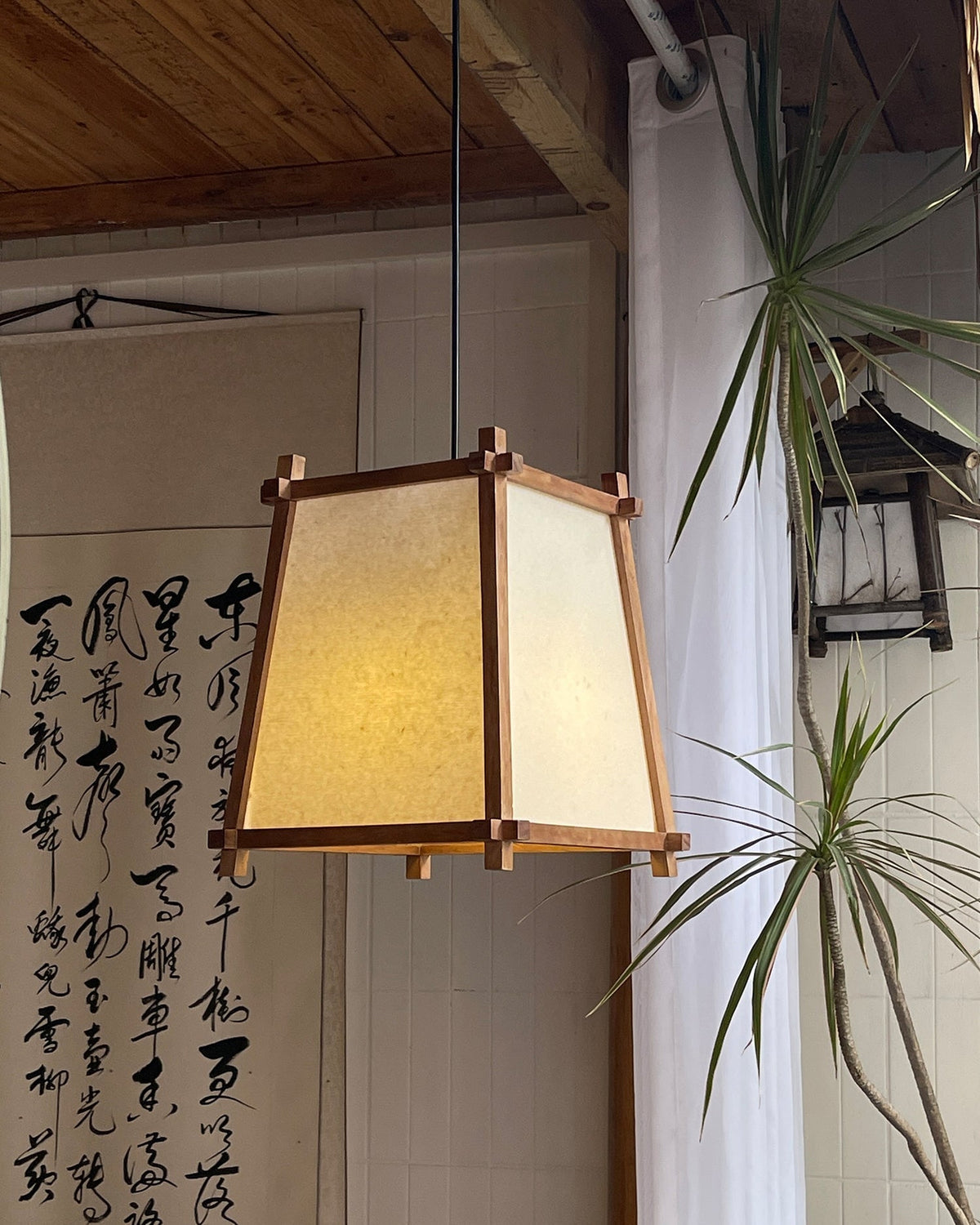 Ritta lampa wisząca z płócienną osłoną w geometrycznej ramie