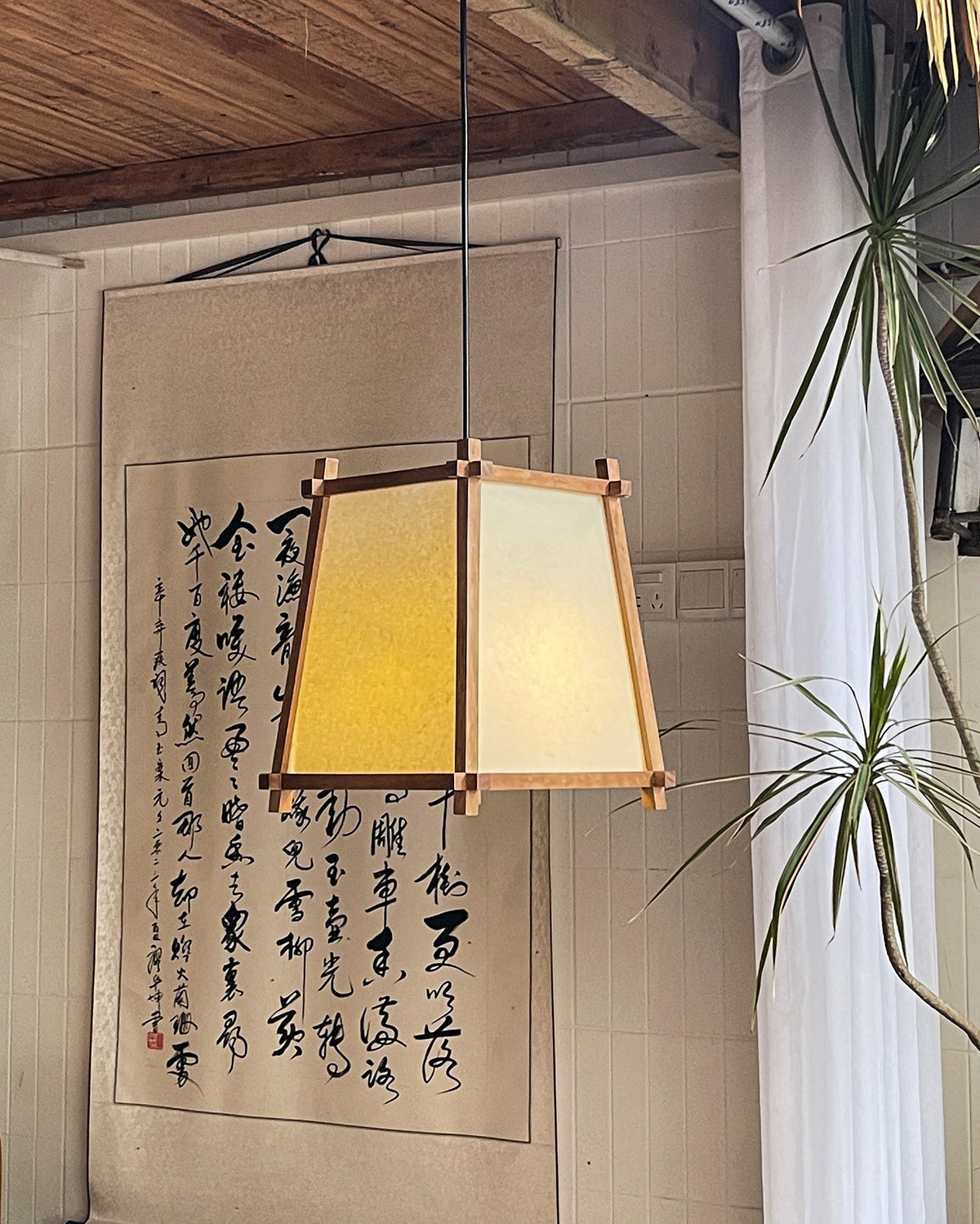 Ritta lampa wisząca z płócienną osłoną w geometrycznej ramie