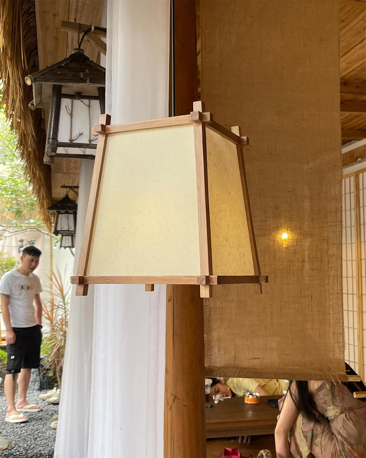 Ritta lampa wisząca z płócienną osłoną w geometrycznej ramie