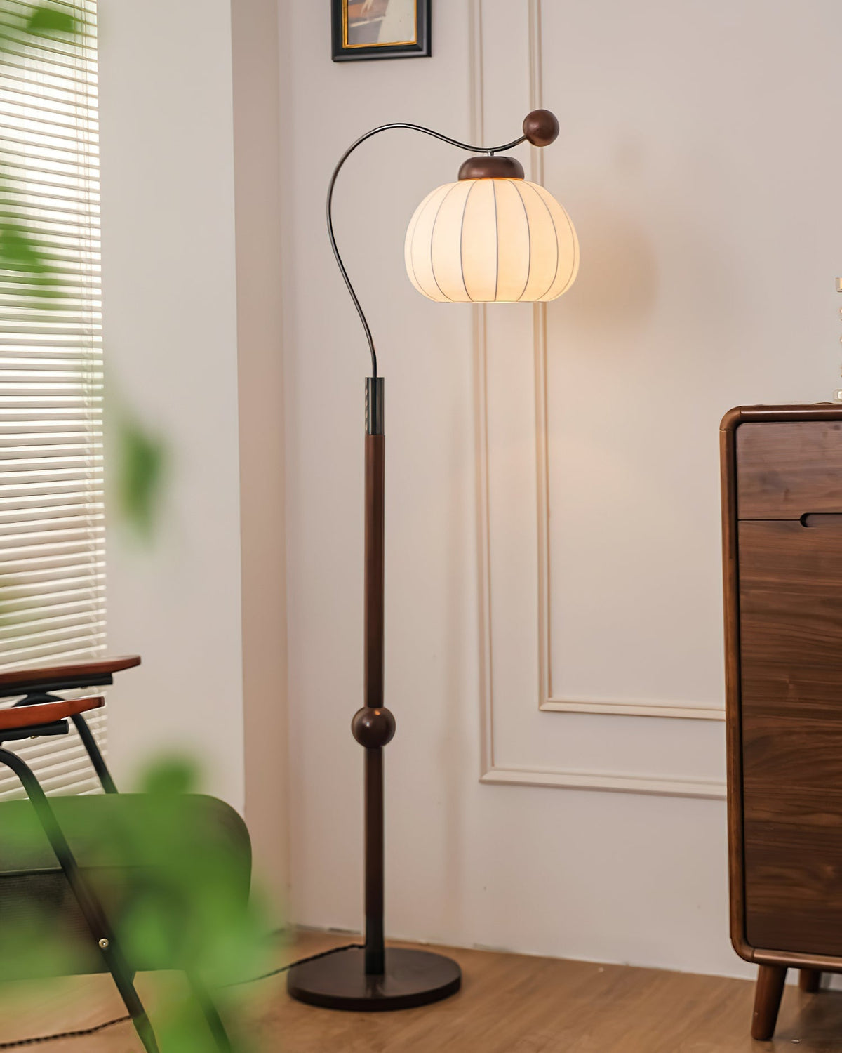 Devenor lampa stojąca ze szkła i drewna
