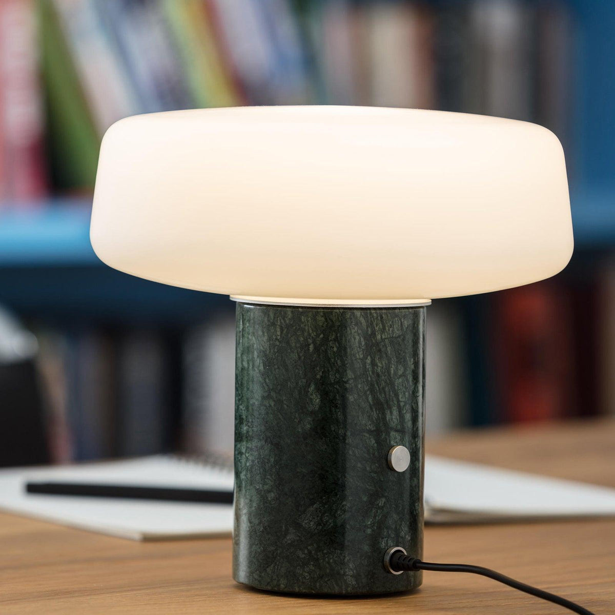 Erinilil lampa stołowa z podstawą z marmuru