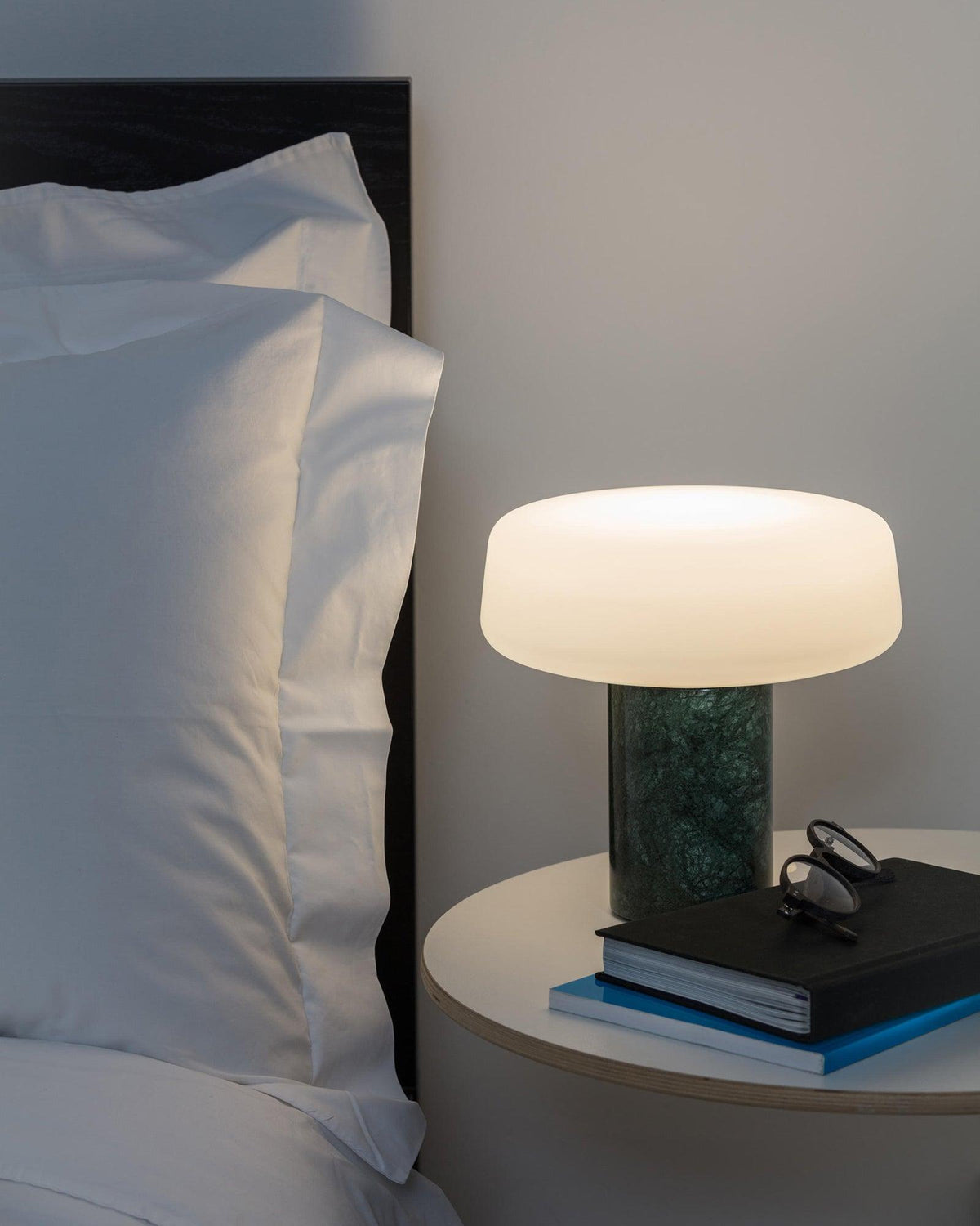 Erinilil lampa stołowa z podstawą z marmuru