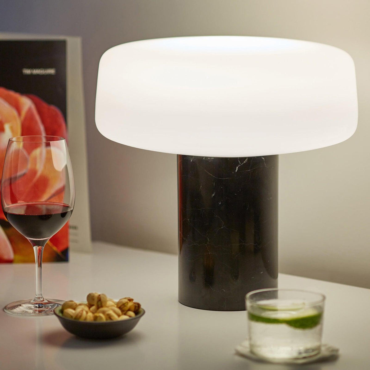 Erinilil lampa stołowa z podstawą z marmuru