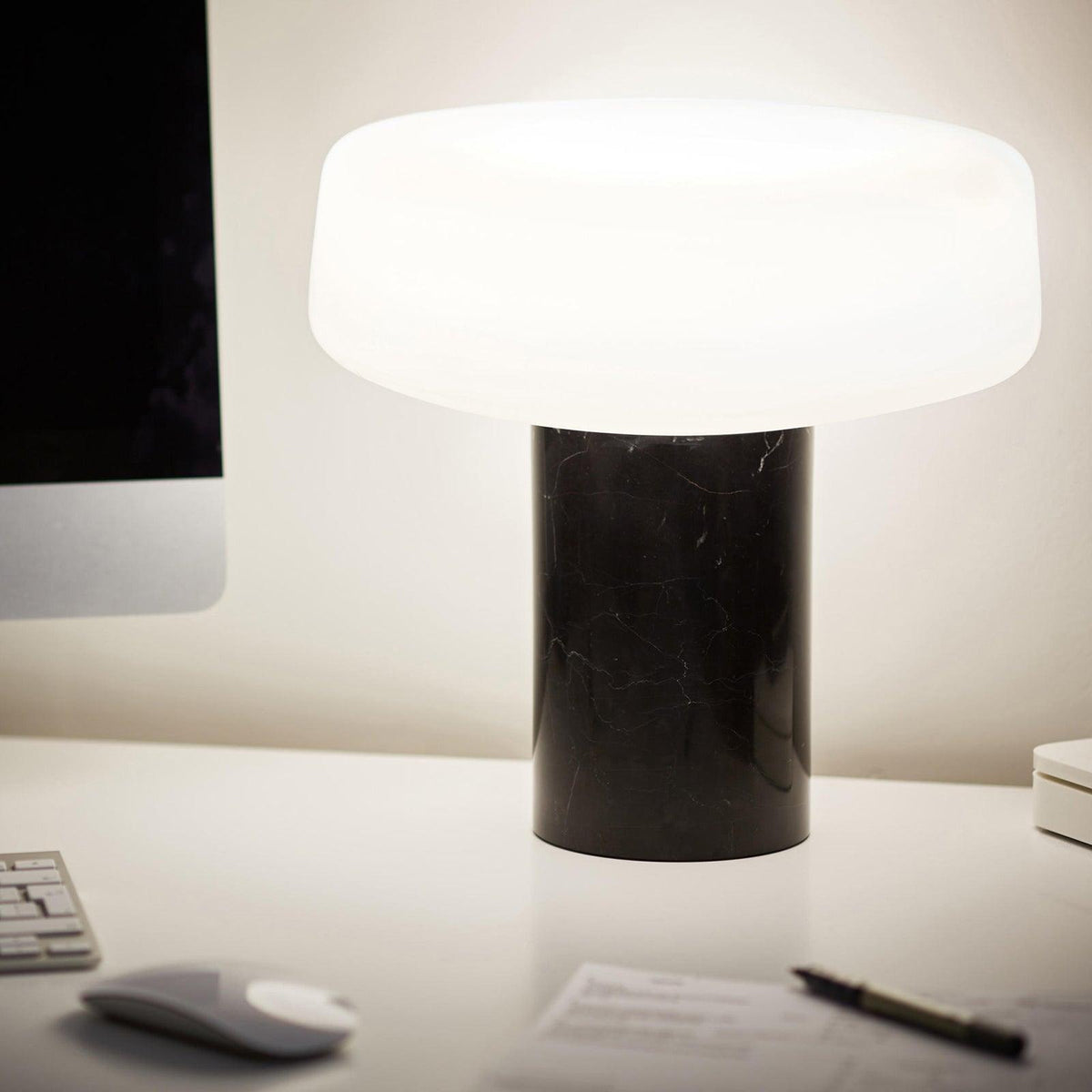 Erinilil lampa stołowa z podstawą z marmuru