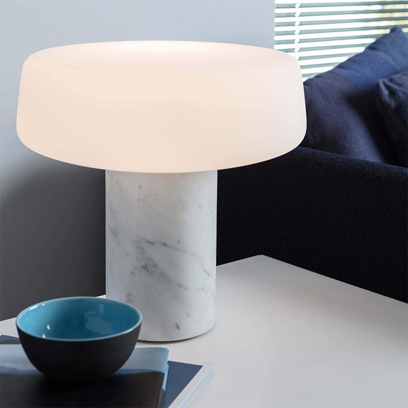 Erinilil lampa stołowa z podstawą z marmuru