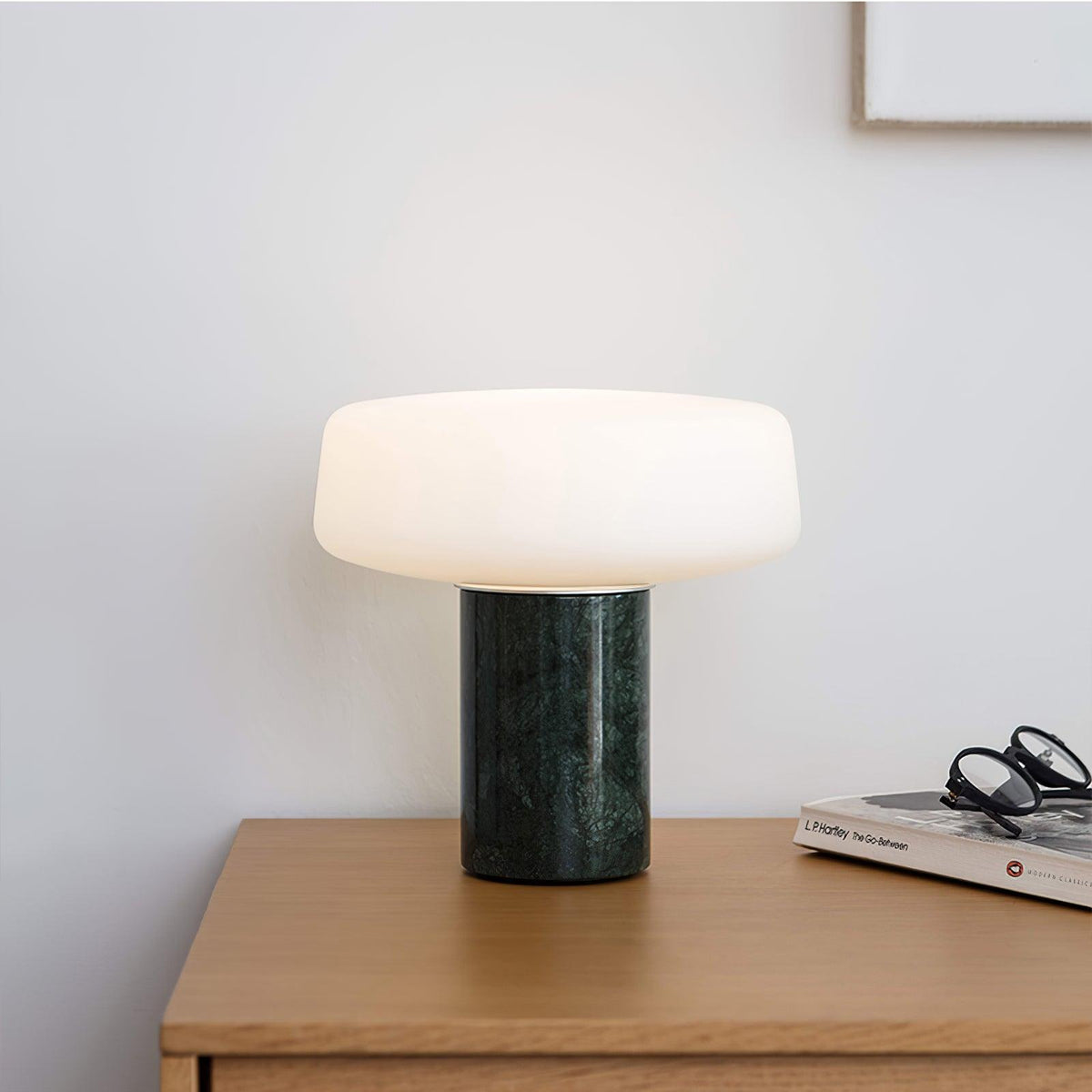 Erinilil lampa stołowa z podstawą z marmuru