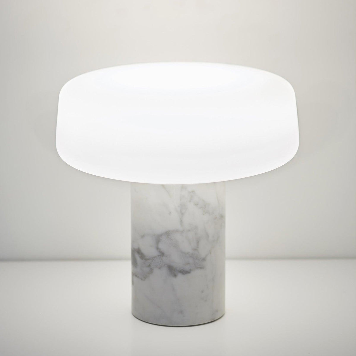 Erinilil lampa stołowa z podstawą z marmuru