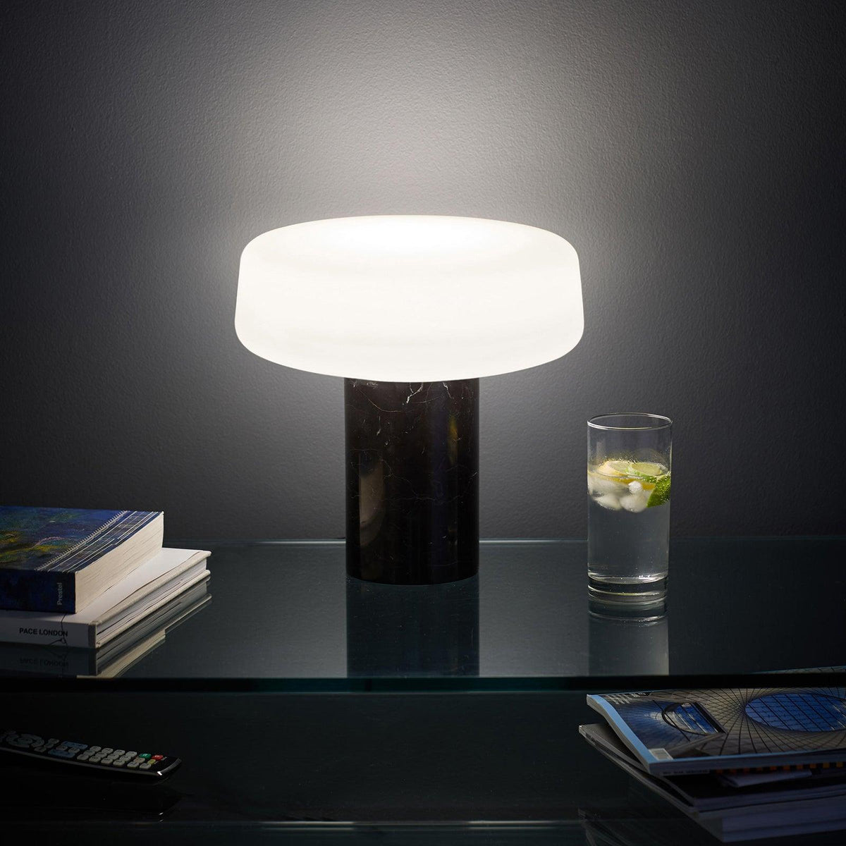 Erinilil lampa stołowa z podstawą z marmuru