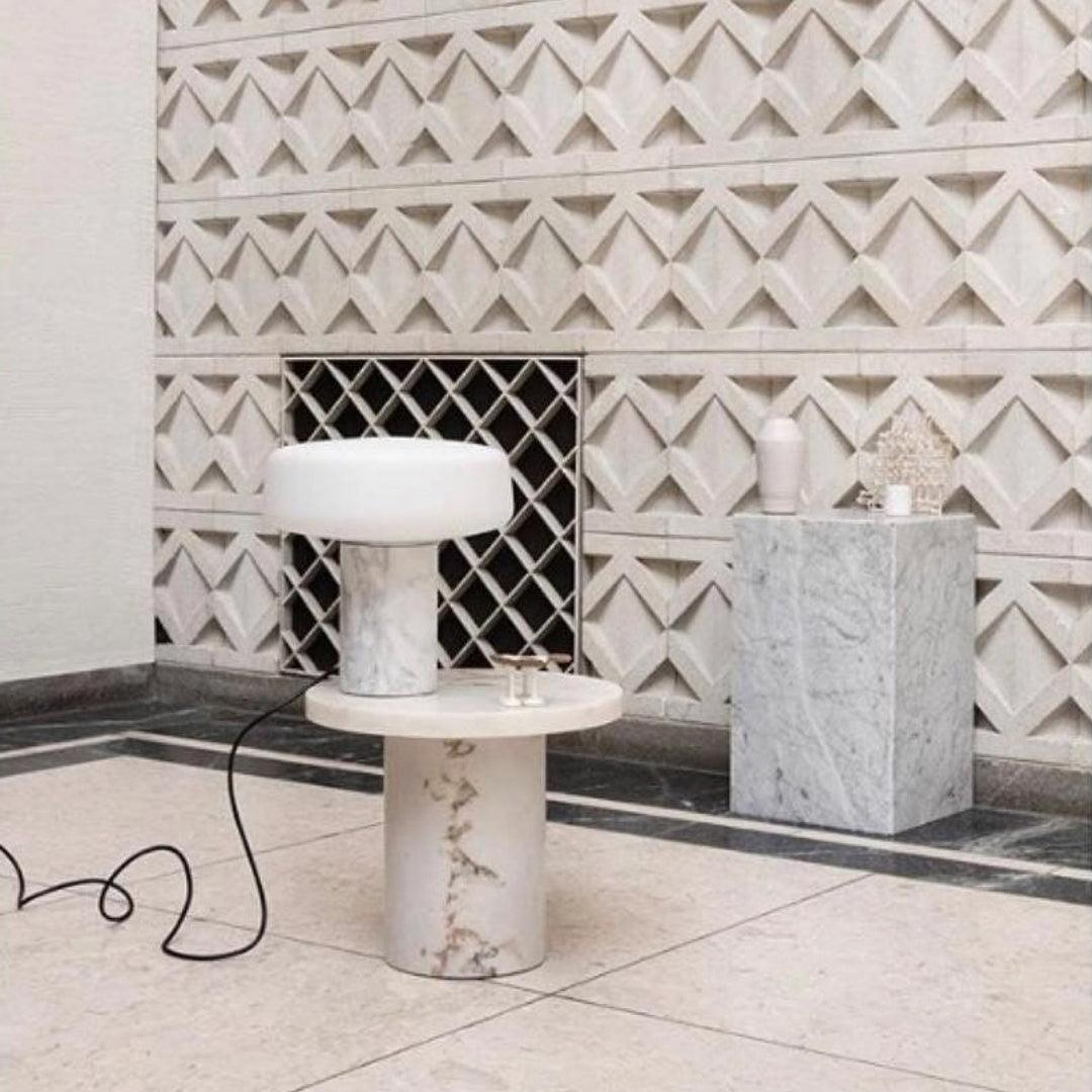 Erinilil lampa stołowa z podstawą z marmuru