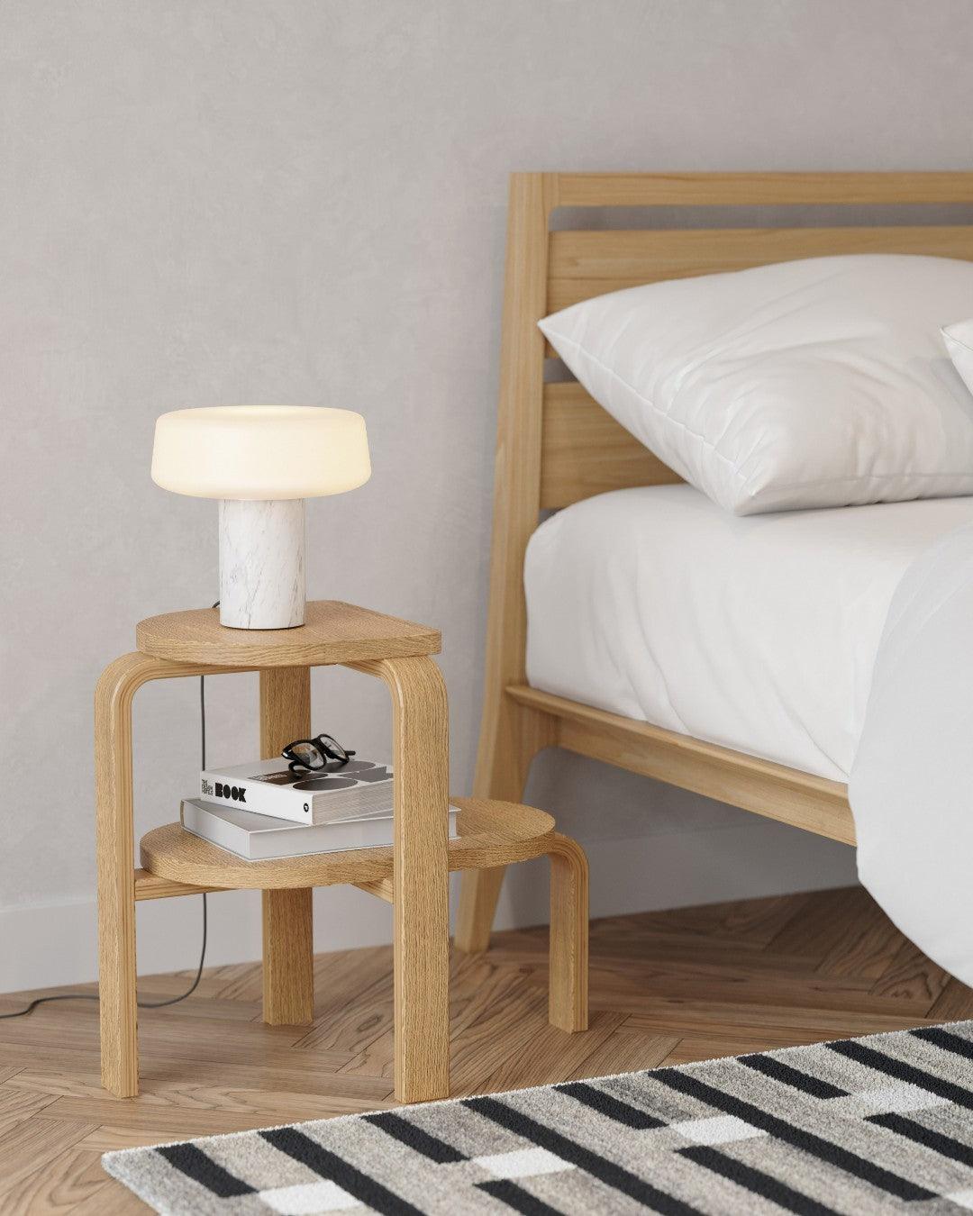 Erinilil lampa stołowa z podstawą z marmuru