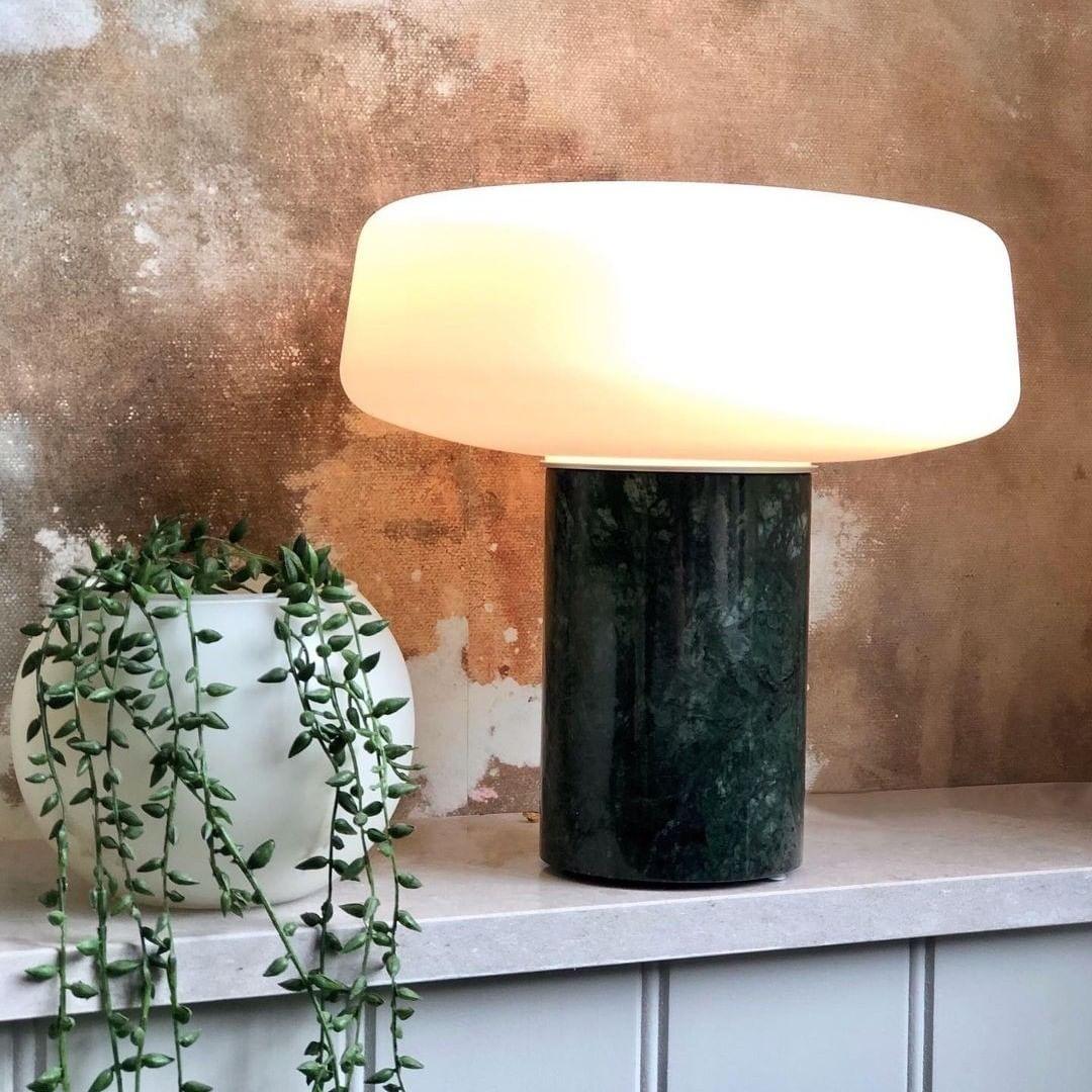 Erinilil lampa stołowa z podstawą z marmuru