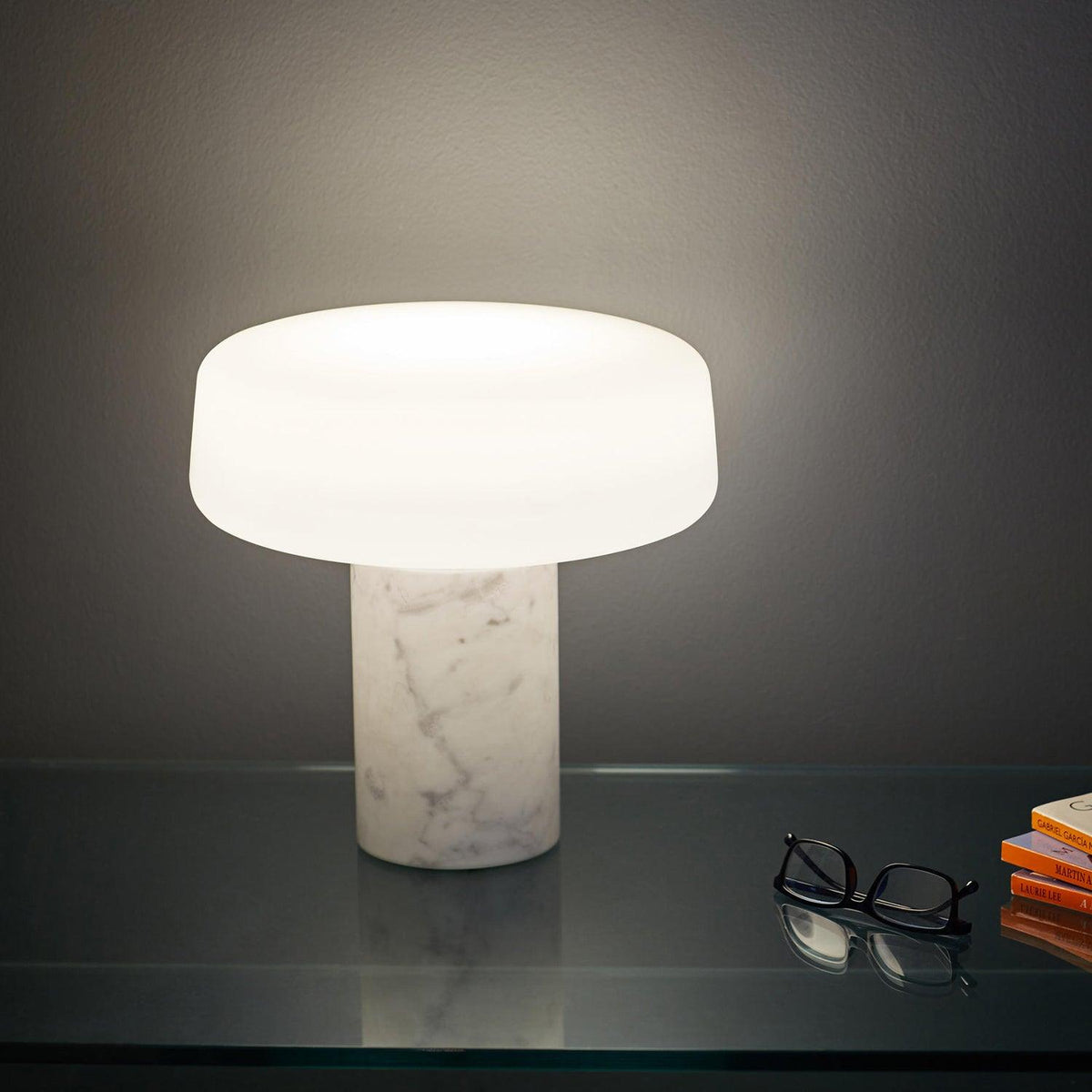 Erinilil lampa stołowa z podstawą z marmuru