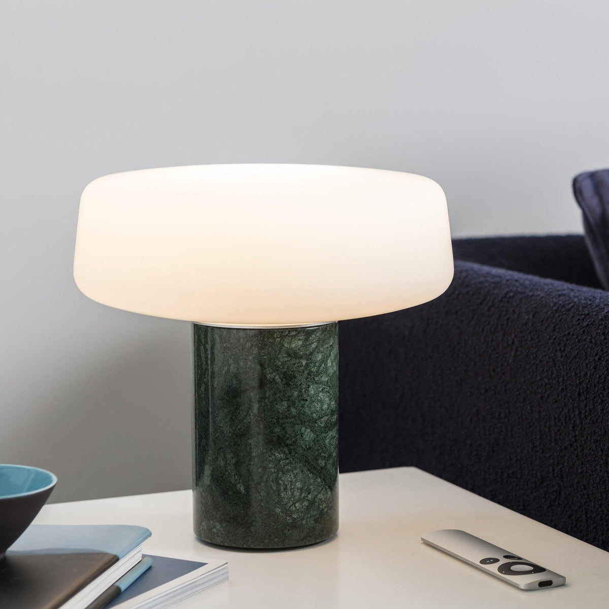Erinilil lampa stołowa z podstawą z marmuru
