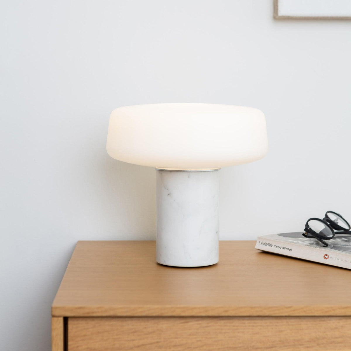 Erinilil lampa stołowa z podstawą z marmuru