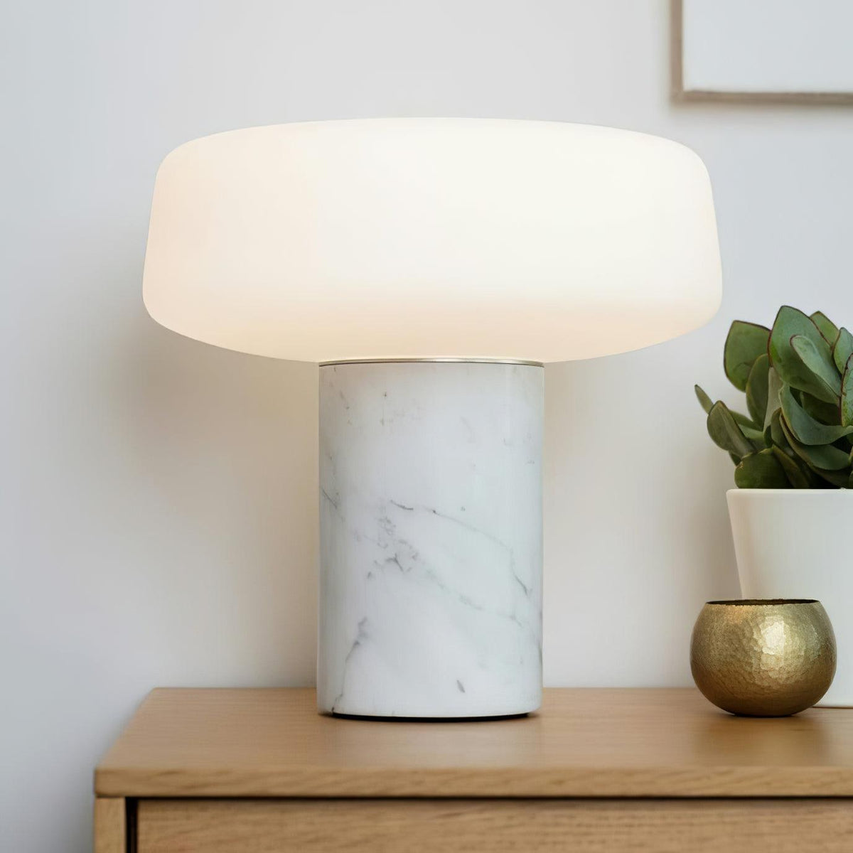 Erinilil lampa stołowa z podstawą z marmuru