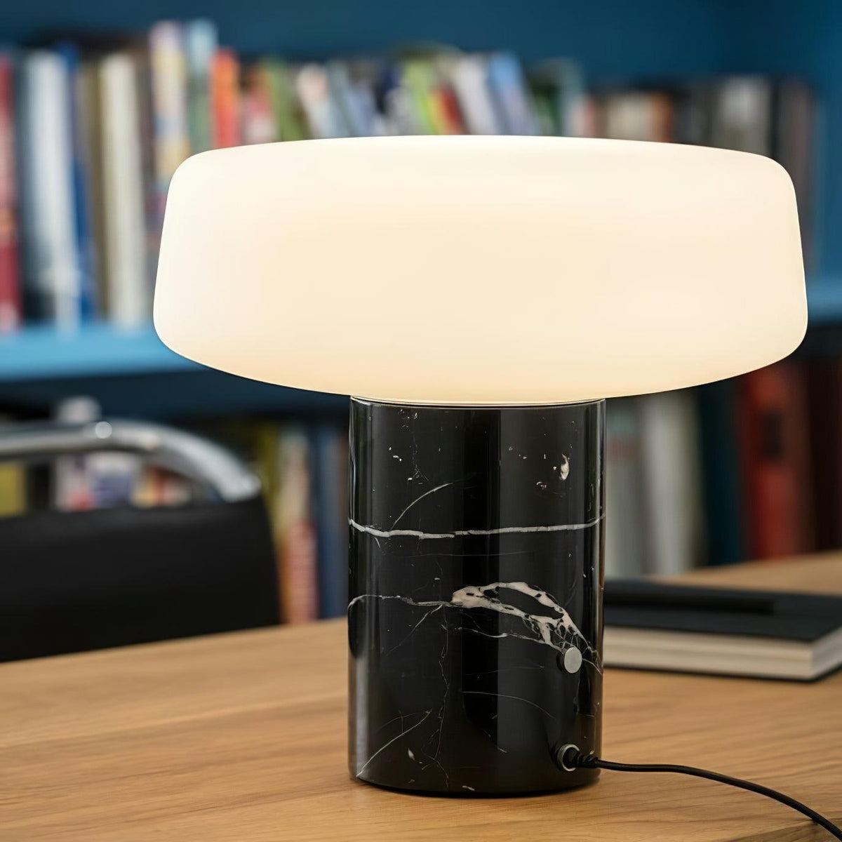Erinilil lampa stołowa z podstawą z marmuru