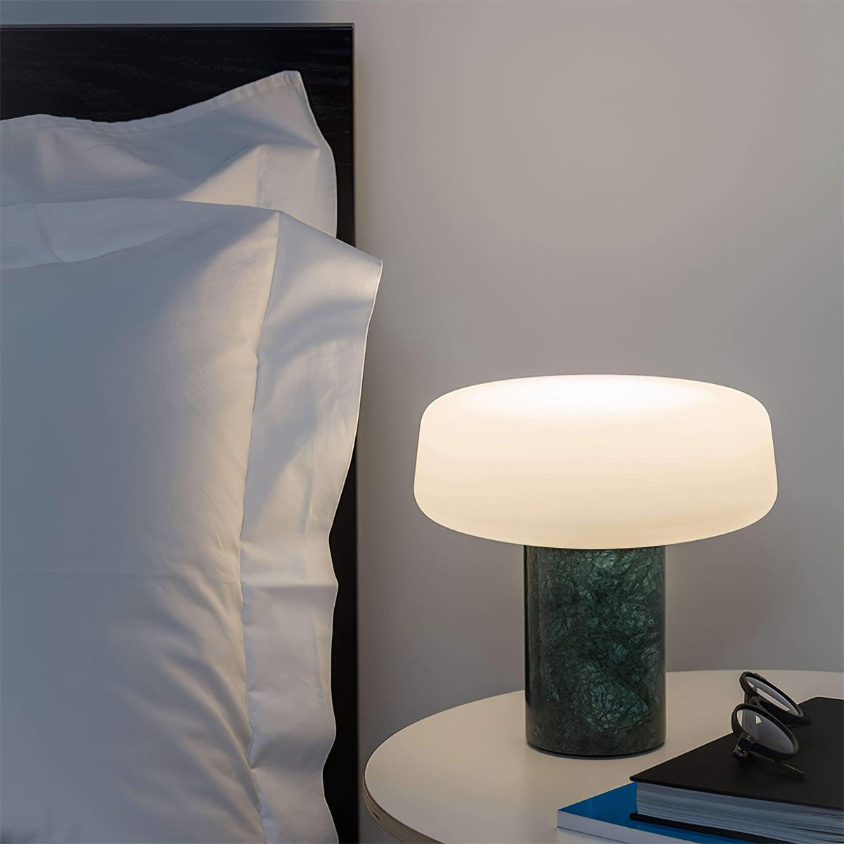 Erinilil lampa stołowa z podstawą z marmuru