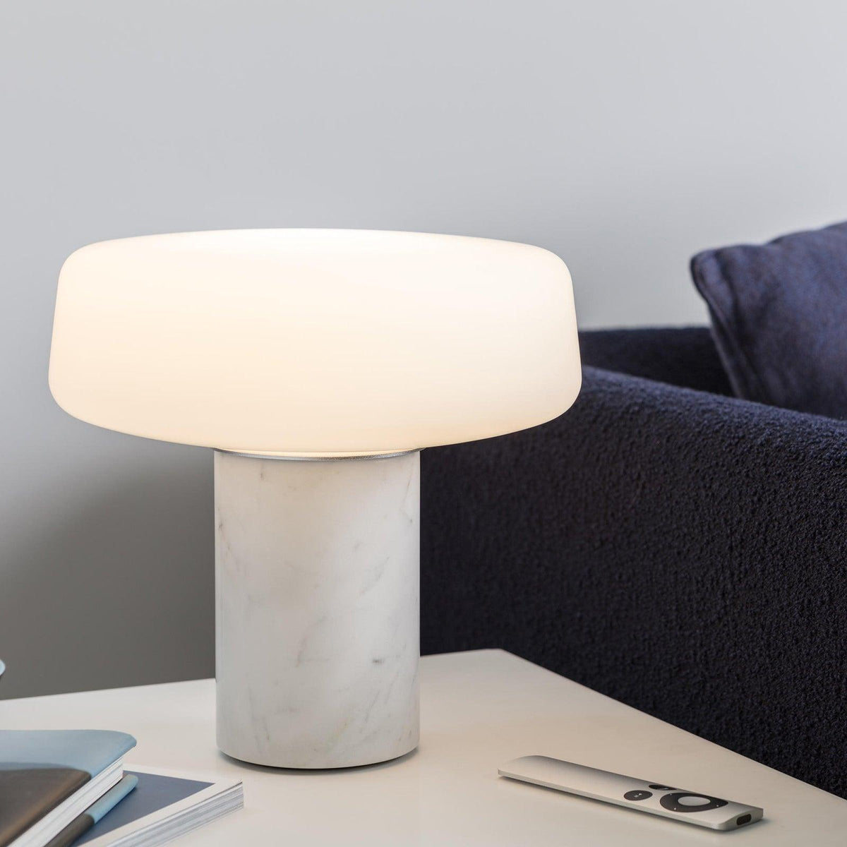 Erinilil lampa stołowa z podstawą z marmuru