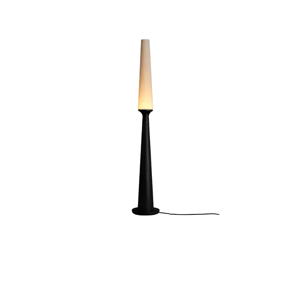 Vetheora lampa stojąca z drewna o zwężającej się formie