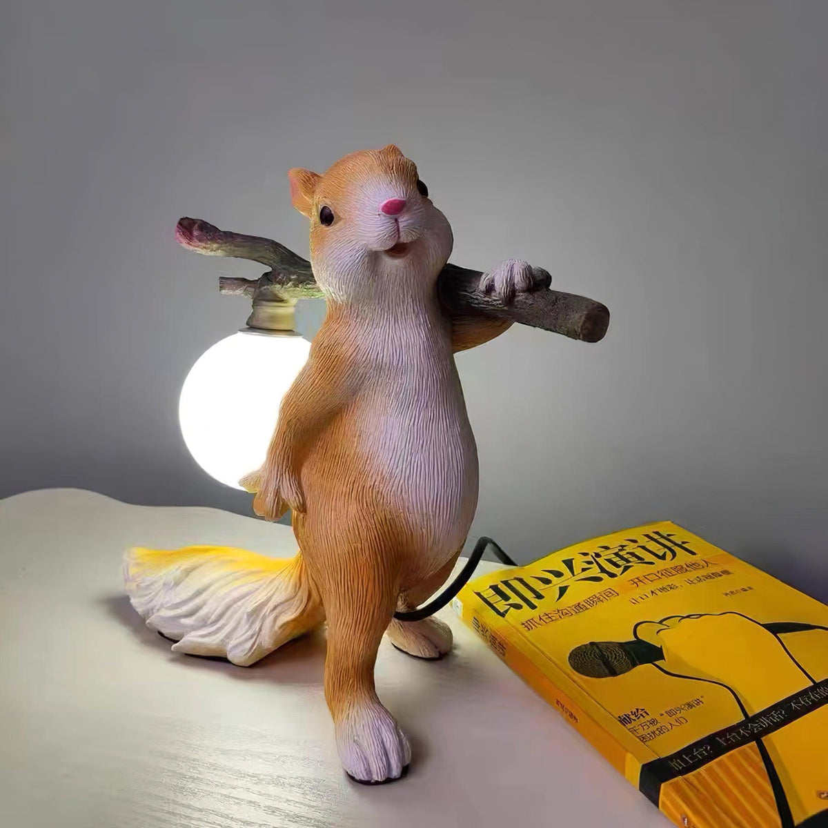 Lampa stołowa w kształcie dzikiego sokoła