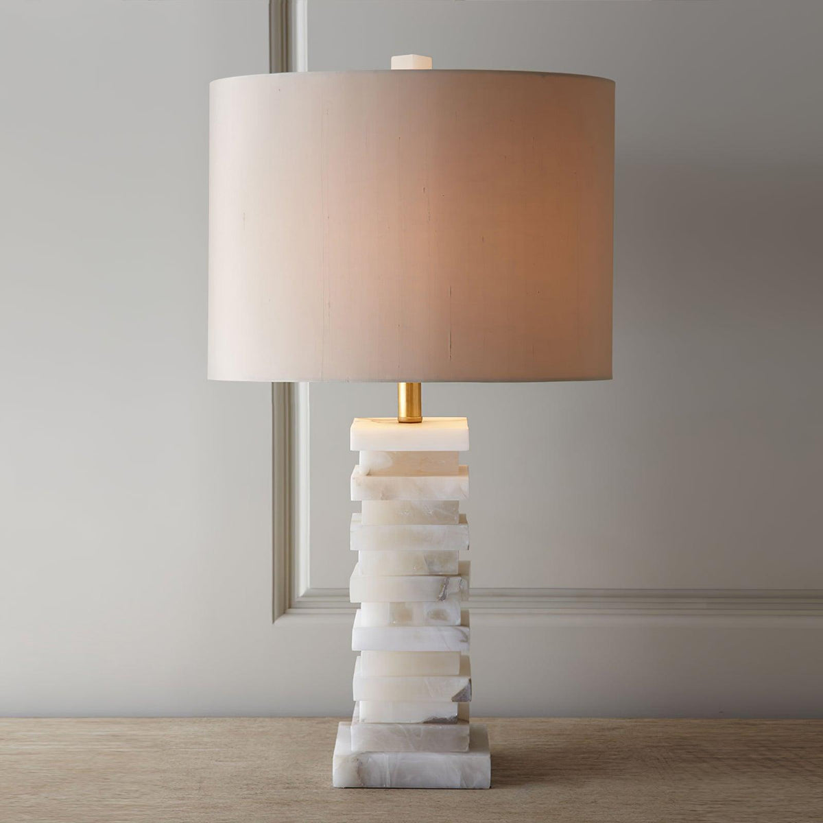 Covynen alabasterowa lampa stołowa