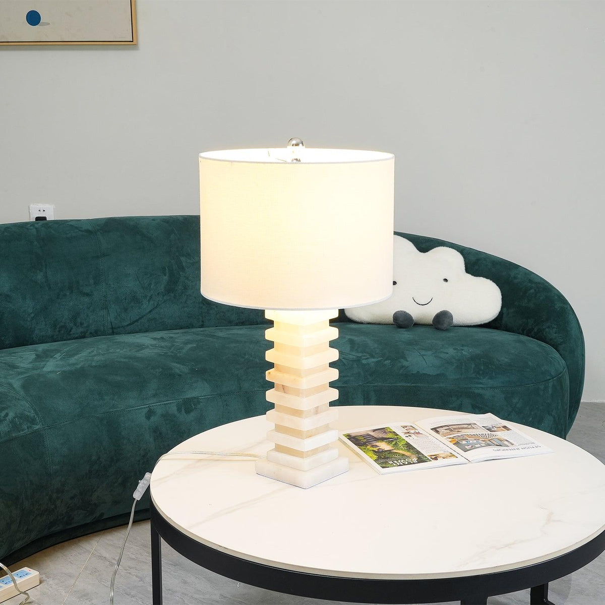 Covynen alabasterowa lampa stołowa