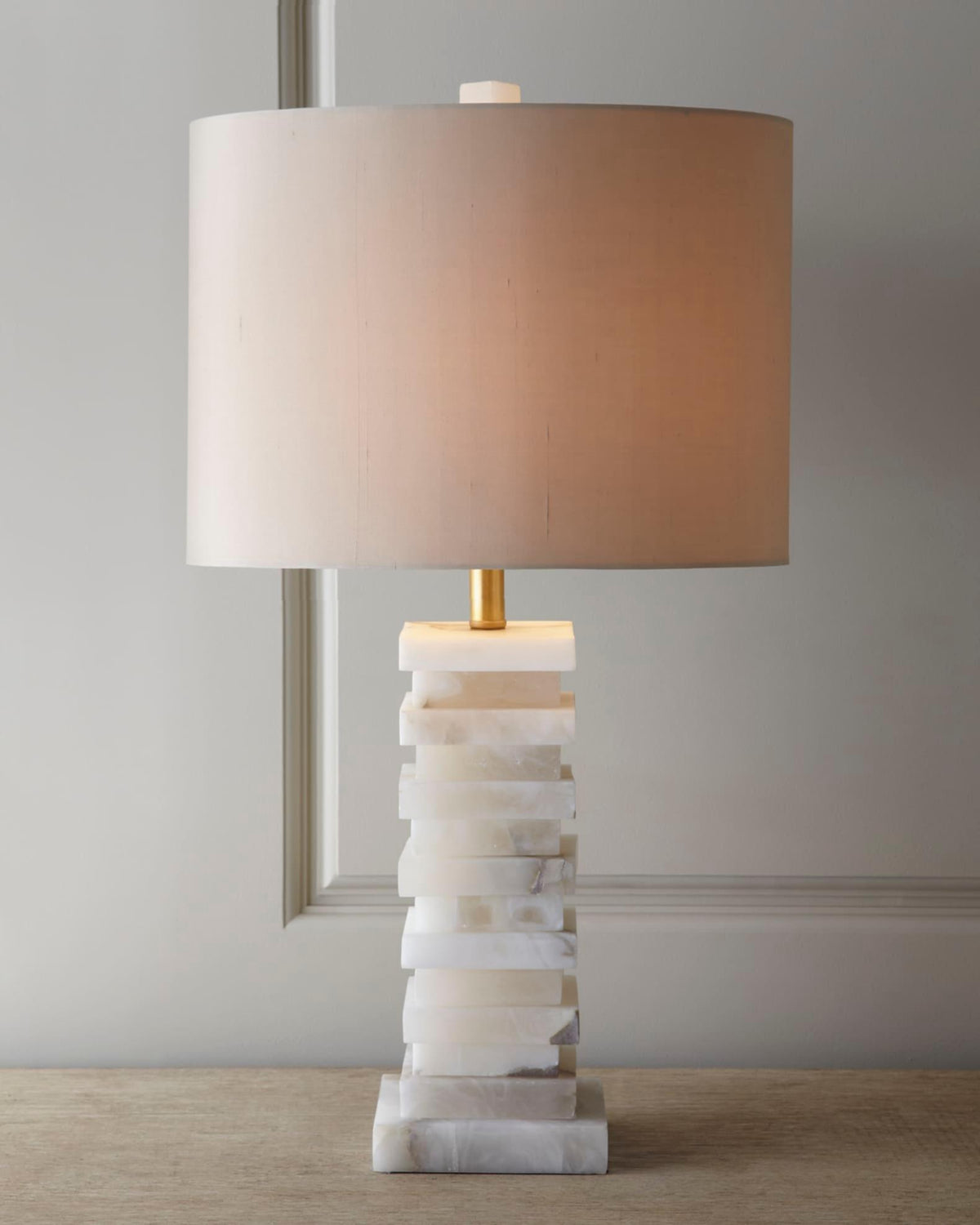 Covynen alabasterowa lampa stołowa