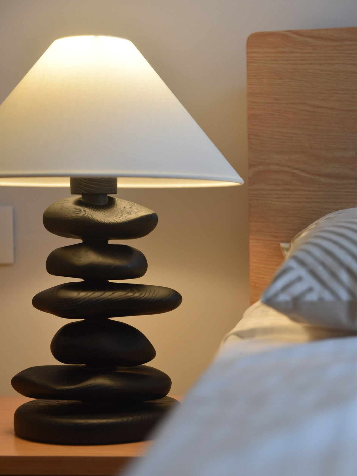 Stacked Pebble drewno lampa stołowa