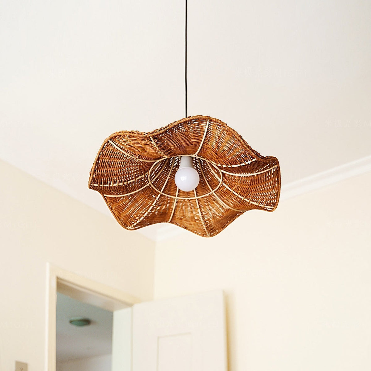 Lampa wisząca Ravelle ze skrzydeł rattanu