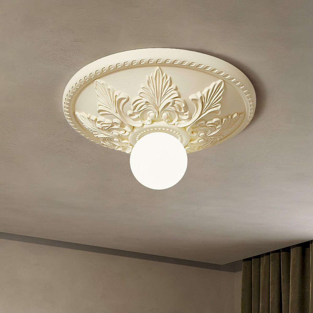 Lampa sufitowa z rozetą ze żywicy i kulistym dyfuzorem ze szkła w klasycznym, ozdobnym stylu