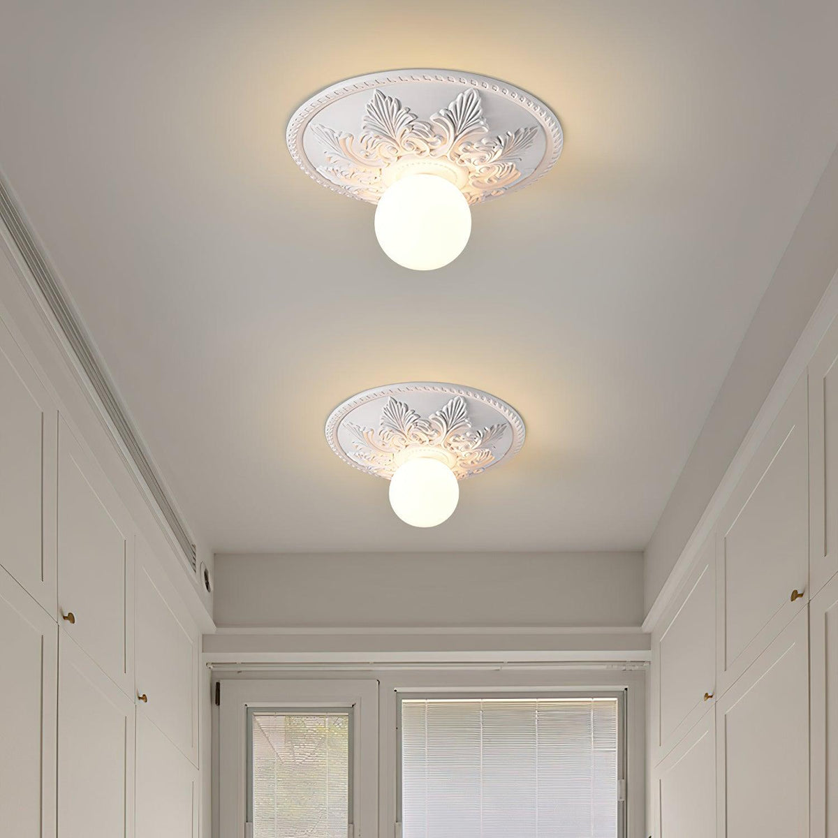 Lampa sufitowa z rozetą ze żywicy i kulistym dyfuzorem ze szkła w klasycznym, ozdobnym stylu