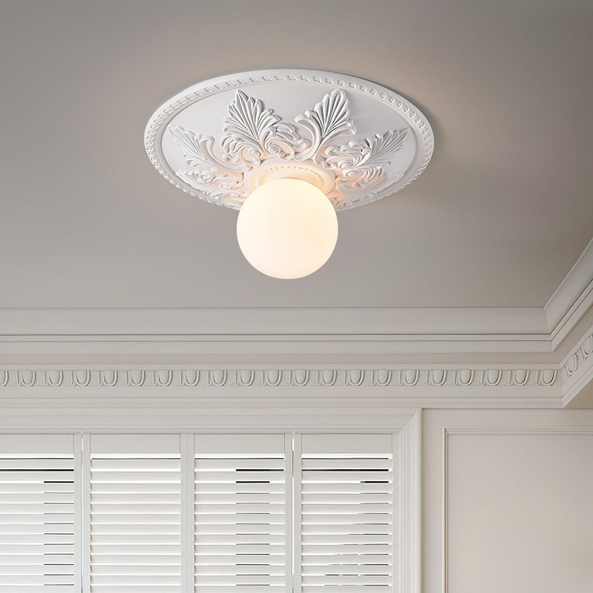 Lampa sufitowa z rozetą ze żywicy i kulistym dyfuzorem ze szkła w klasycznym, ozdobnym stylu