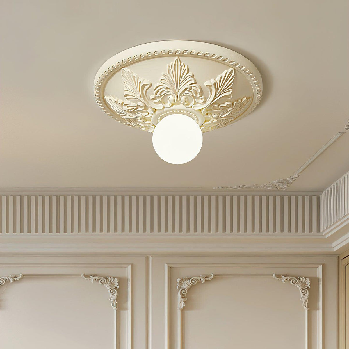 Lampa sufitowa z rozetą ze żywicy i kulistym dyfuzorem ze szkła w klasycznym, ozdobnym stylu