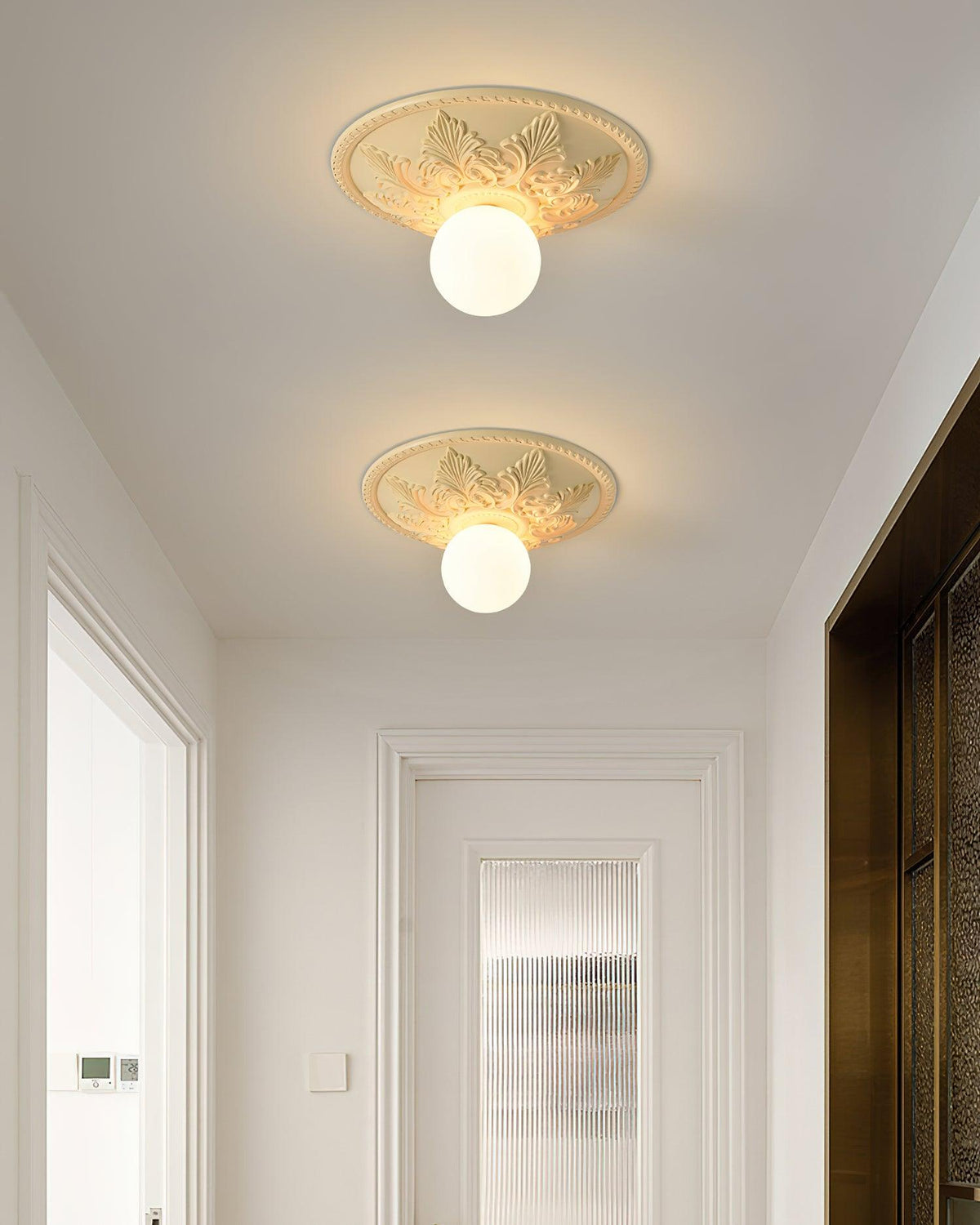 Lampa sufitowa z rozetą ze żywicy i kulistym dyfuzorem ze szkła w klasycznym, ozdobnym stylu