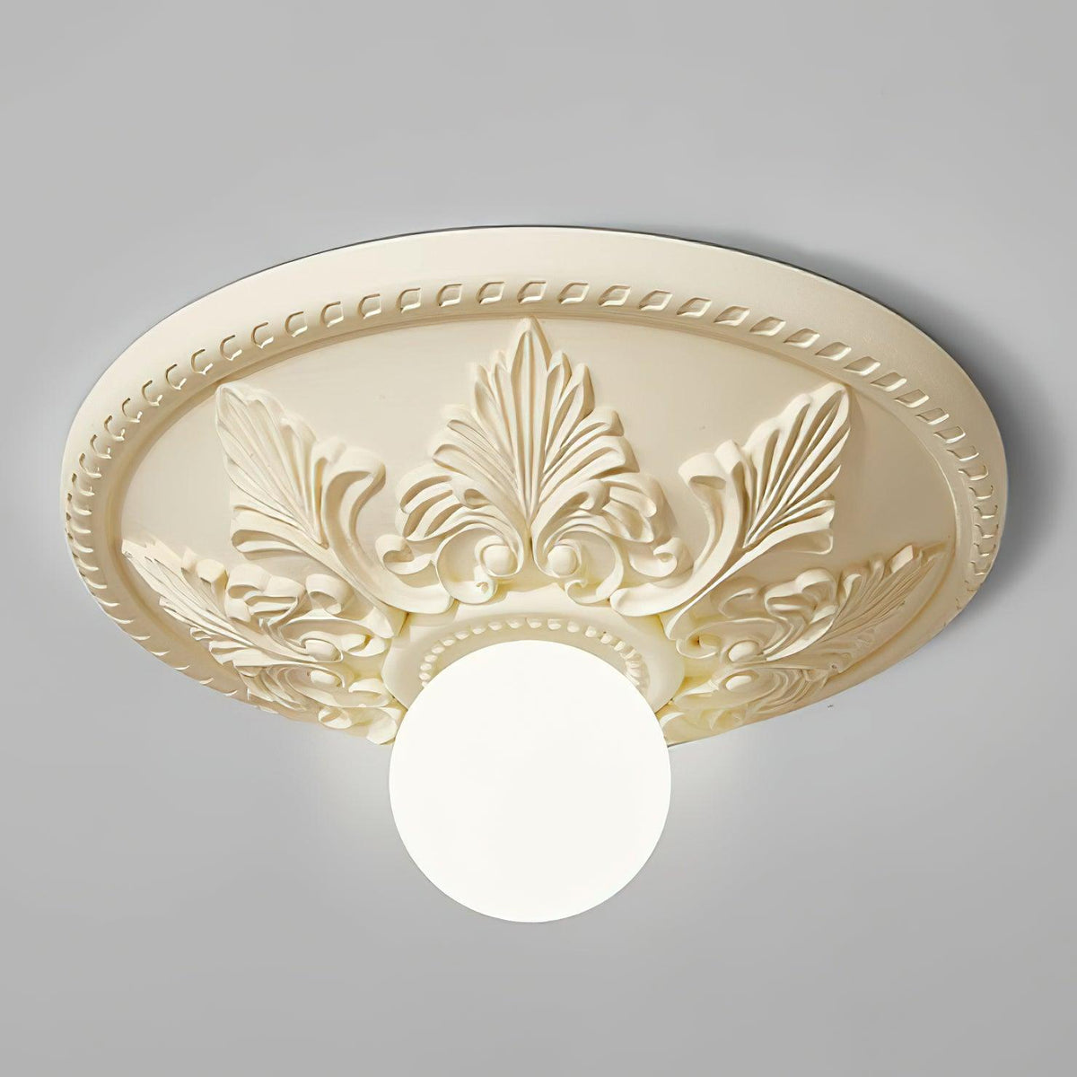 Lampa sufitowa z rozetą ze żywicy i kulistym dyfuzorem ze szkła w klasycznym, ozdobnym stylu