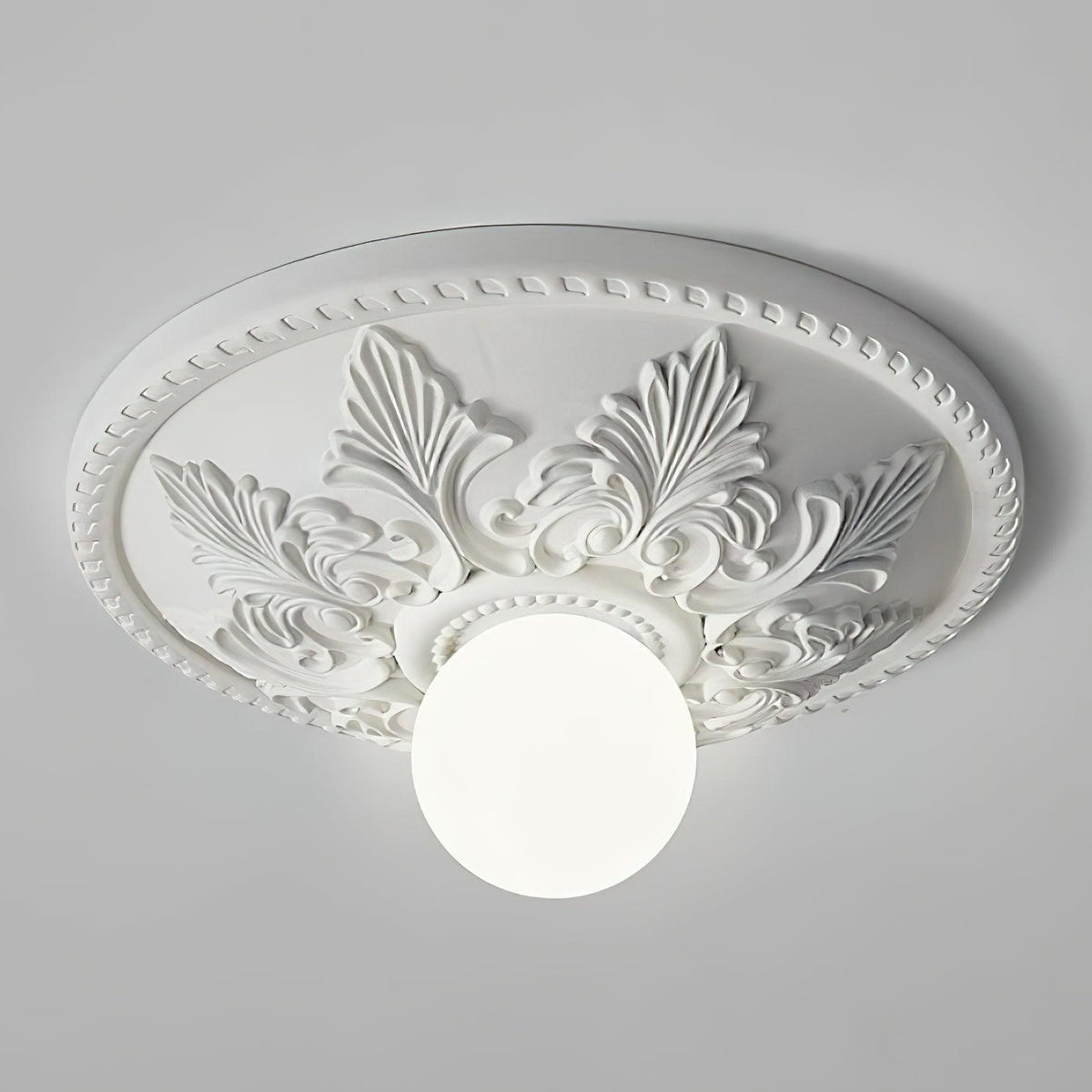 Lampa sufitowa z rozetą ze żywicy i kulistym dyfuzorem ze szkła w klasycznym, ozdobnym stylu