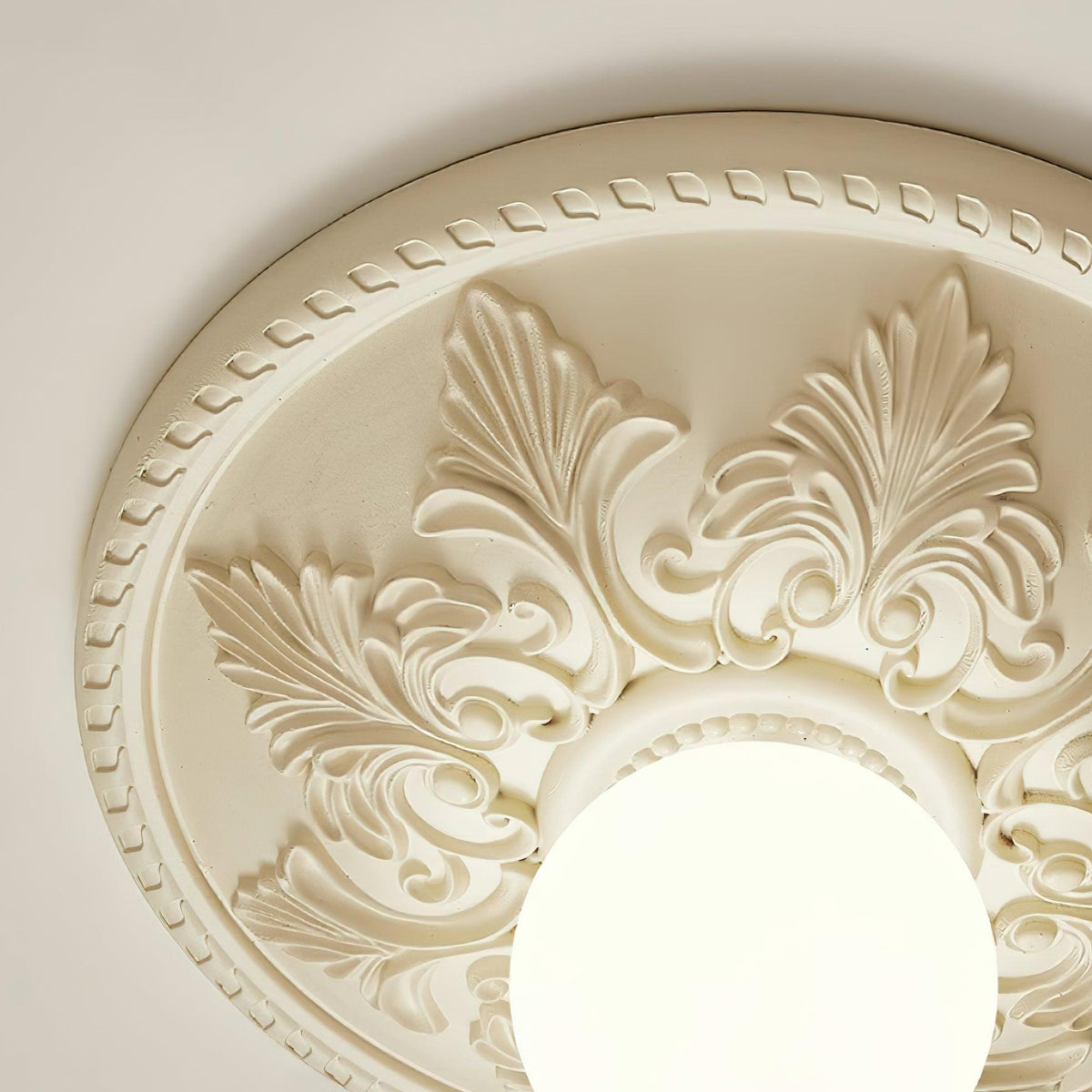 Lampa sufitowa z rozetą ze żywicy i kulistym dyfuzorem ze szkła w klasycznym, ozdobnym stylu