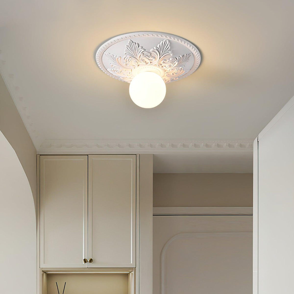 Lampa sufitowa z rozetą ze żywicy i kulistym dyfuzorem ze szkła w klasycznym, ozdobnym stylu