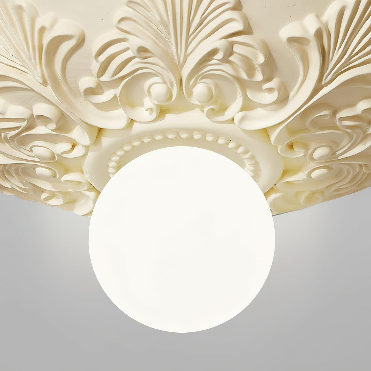 Lampa sufitowa z rozetą ze żywicy i kulistym dyfuzorem ze szkła w klasycznym, ozdobnym stylu