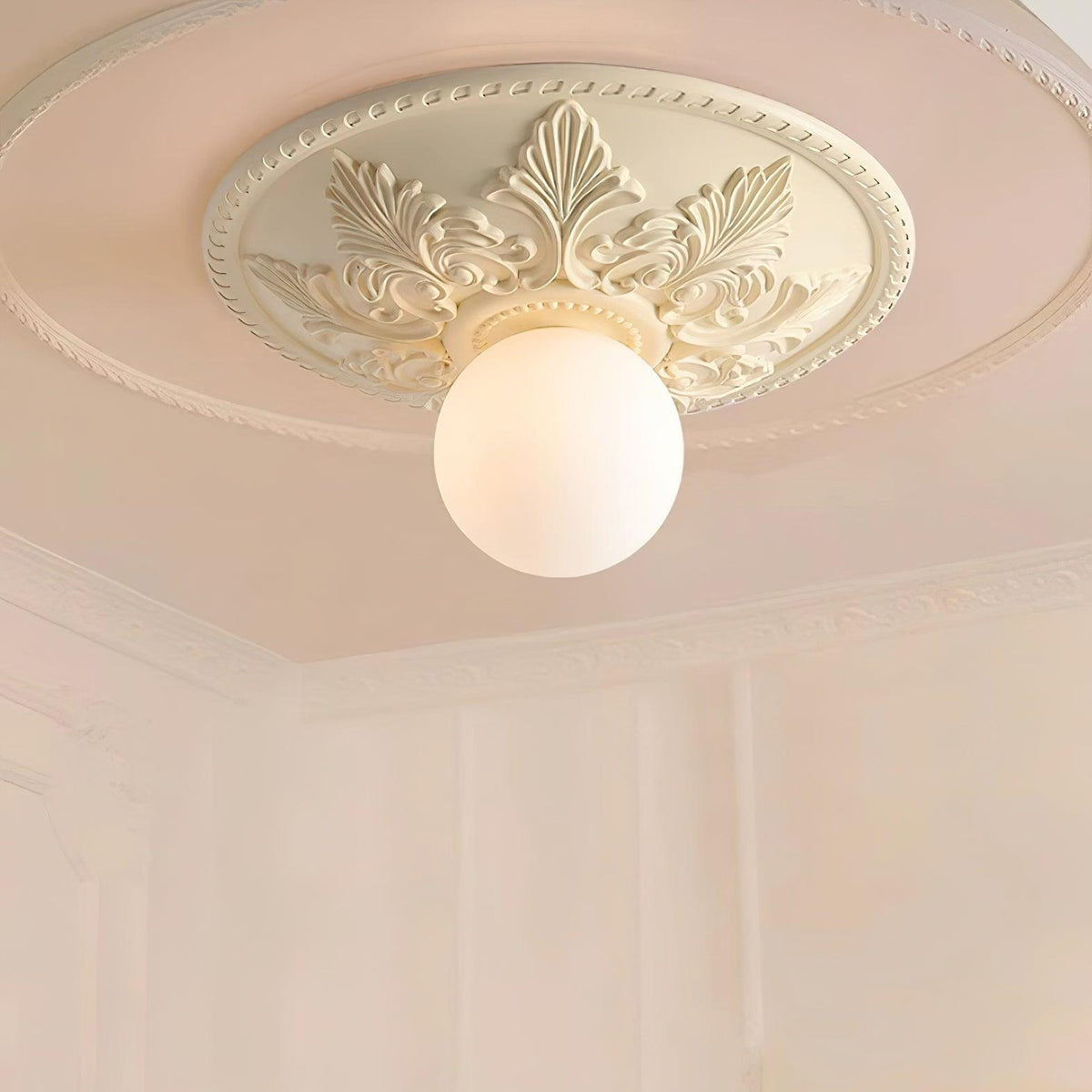 Lampa sufitowa z rozetą ze żywicy i kulistym dyfuzorem ze szkła w klasycznym, ozdobnym stylu