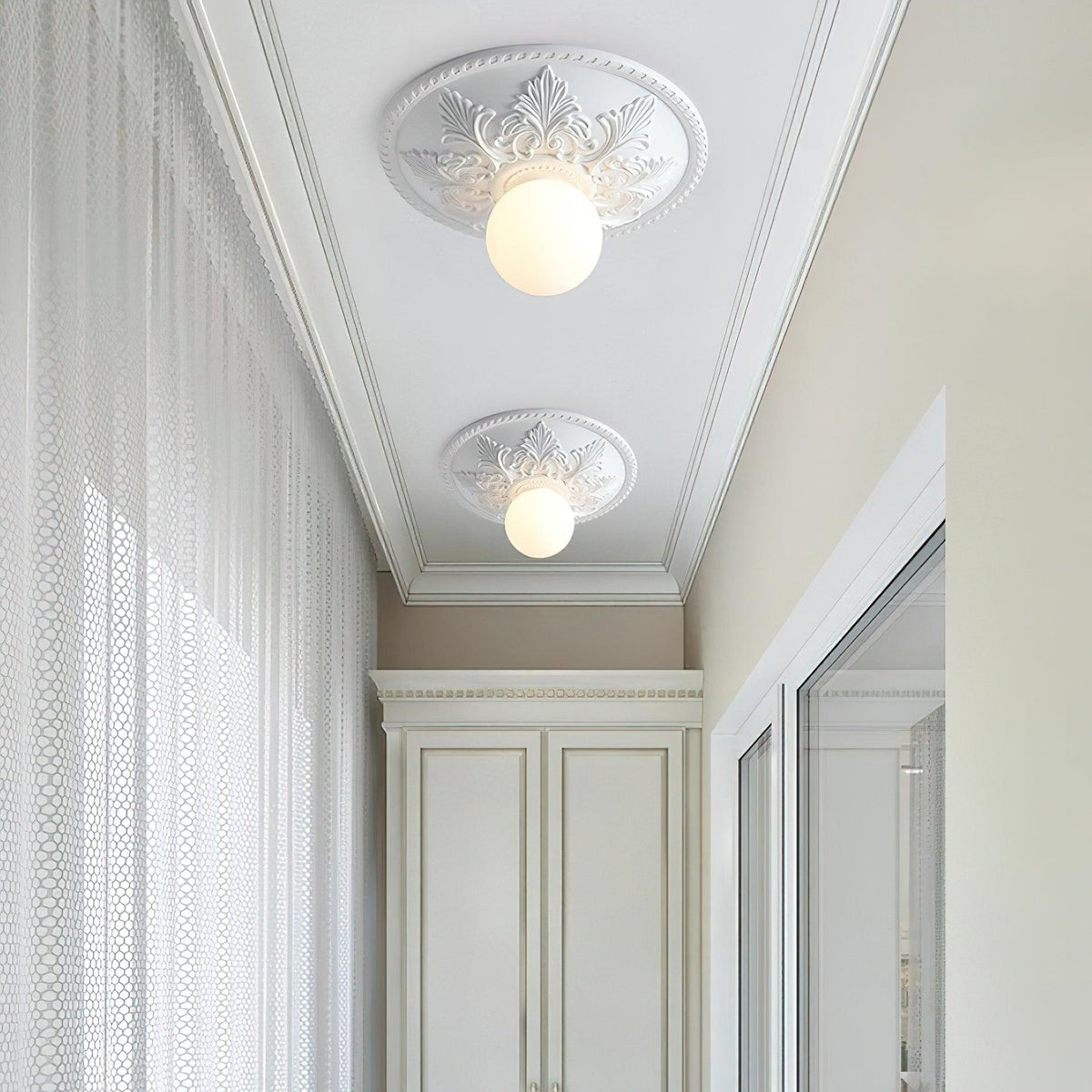Lampa sufitowa z rozetą ze żywicy i kulistym dyfuzorem ze szkła w klasycznym, ozdobnym stylu