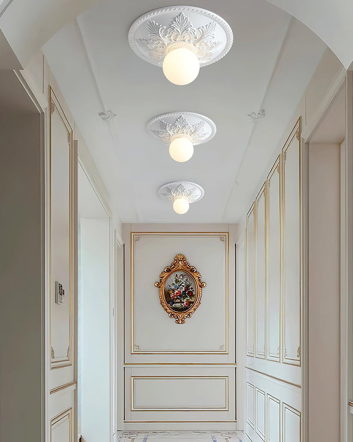 Lampa sufitowa z rozetą ze żywicy i kulistym dyfuzorem ze szkła w klasycznym, ozdobnym stylu