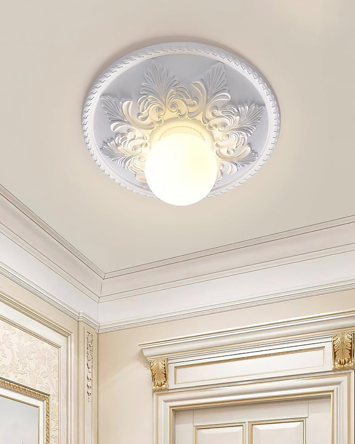 Lampa sufitowa z rozetą ze żywicy i kulistym dyfuzorem ze szkła w klasycznym, ozdobnym stylu