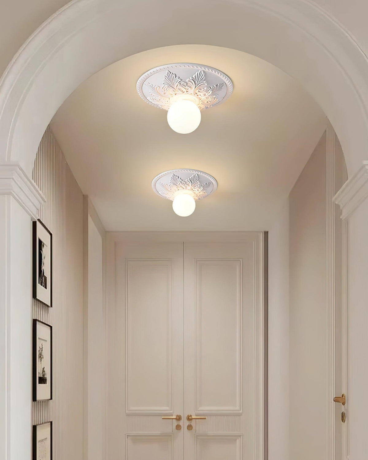 Lampa sufitowa z rozetą ze żywicy i kulistym dyfuzorem ze szkła w klasycznym, ozdobnym stylu
