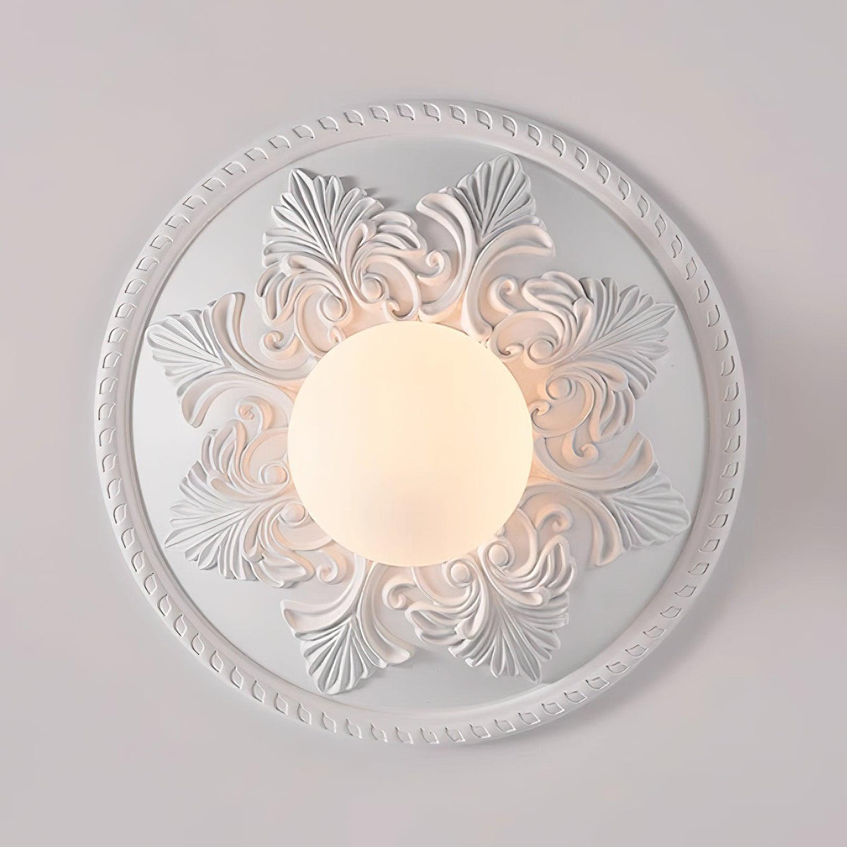 Lampa sufitowa z rozetą ze żywicy i kulistym dyfuzorem ze szkła w klasycznym, ozdobnym stylu