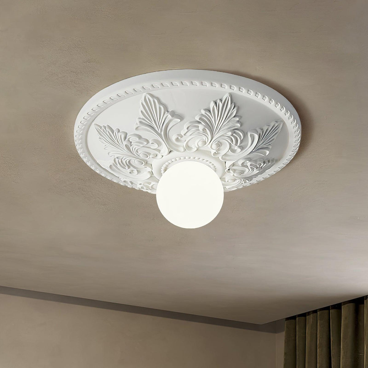 Lampa sufitowa z rozetą ze żywicy i kulistym dyfuzorem ze szkła w klasycznym, ozdobnym stylu