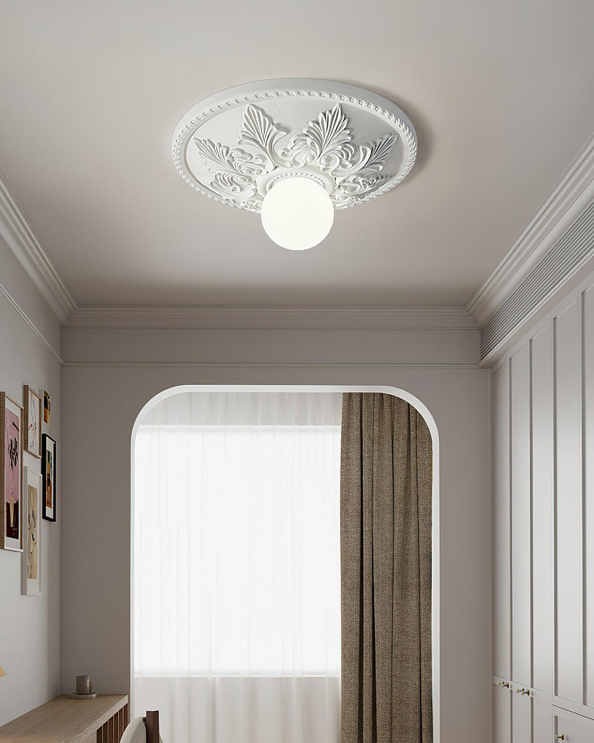 Lampa sufitowa z rozetą ze żywicy i kulistym dyfuzorem ze szkła w klasycznym, ozdobnym stylu