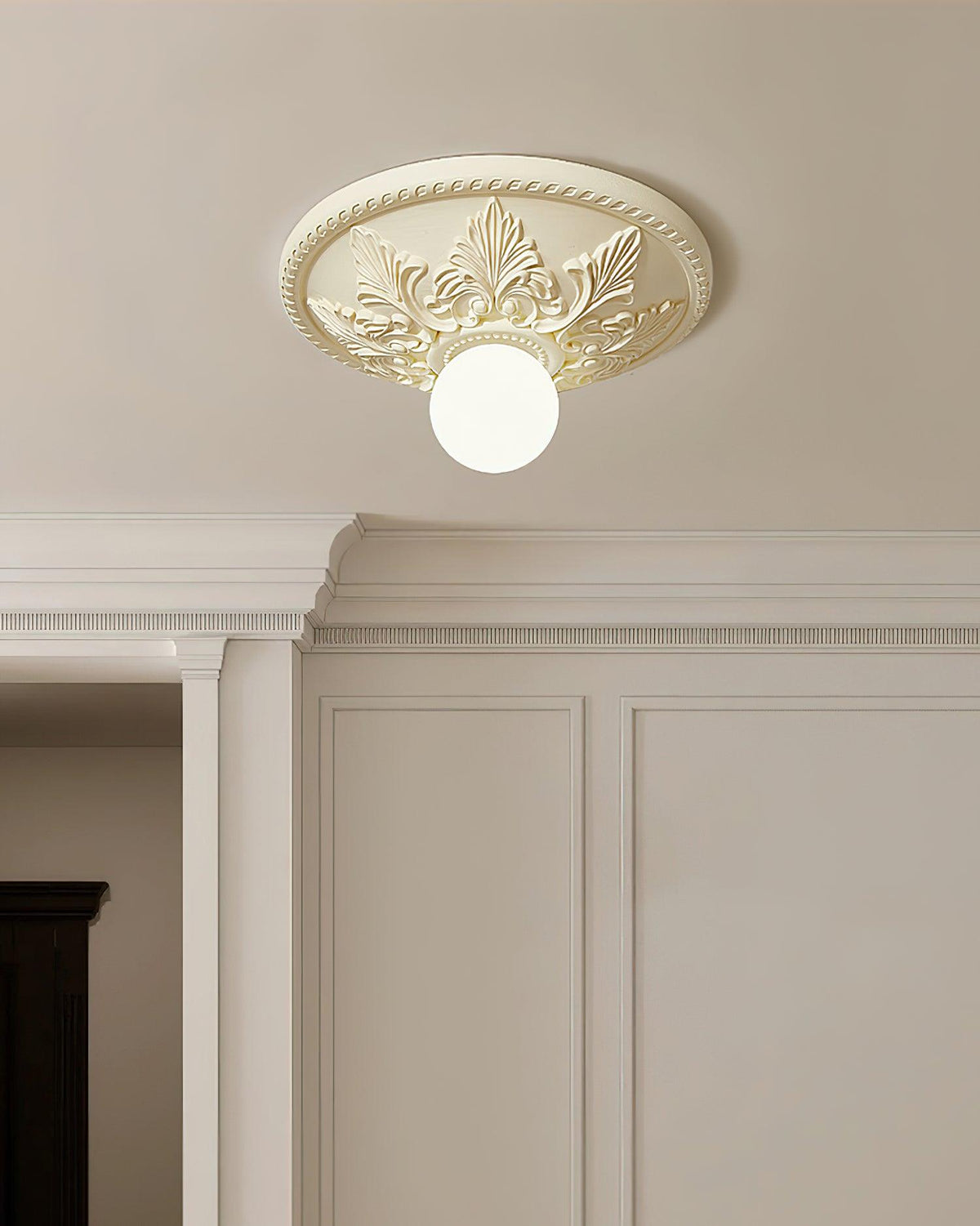 Lampa sufitowa z rozetą ze żywicy i kulistym dyfuzorem ze szkła w klasycznym, ozdobnym stylu